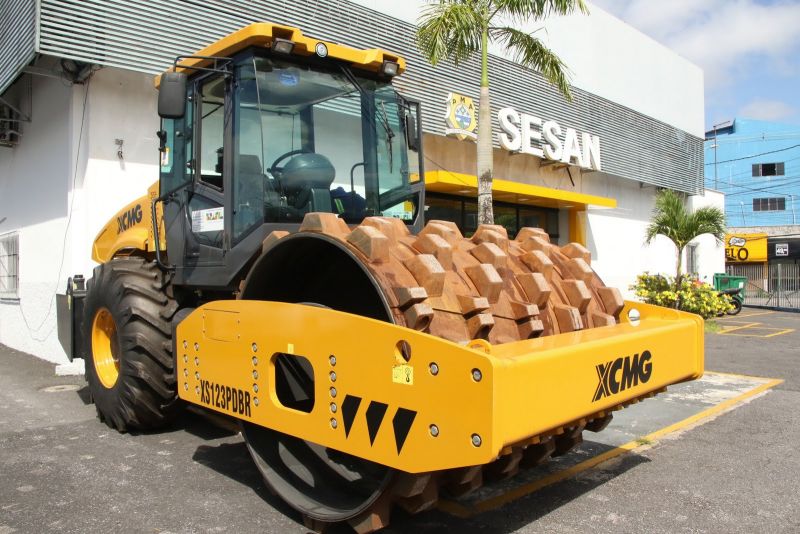 Entrega de equipamento Rolo Compactor