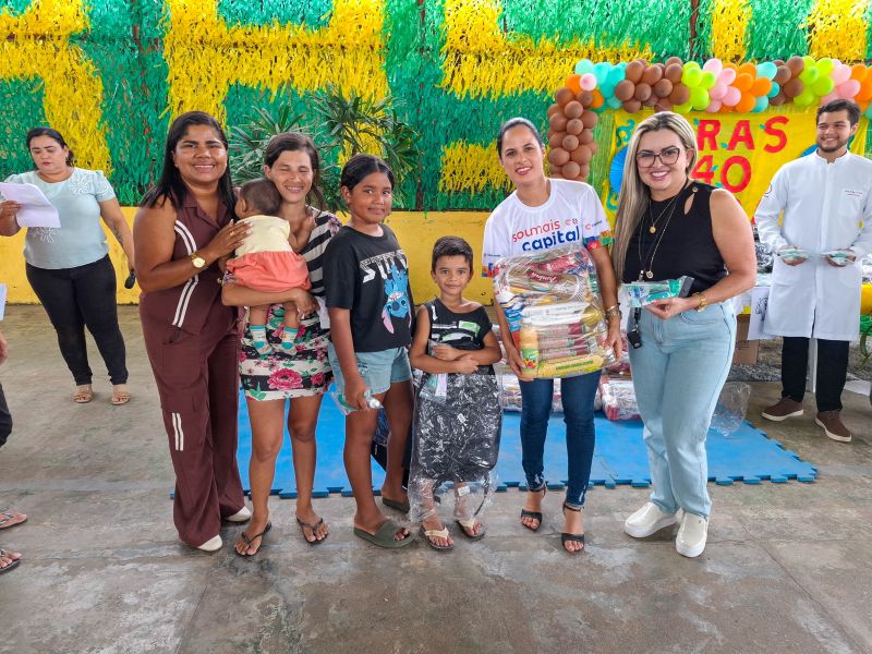 Entrega de apoio alimentar e kit escolar no CRAS 40 Horas