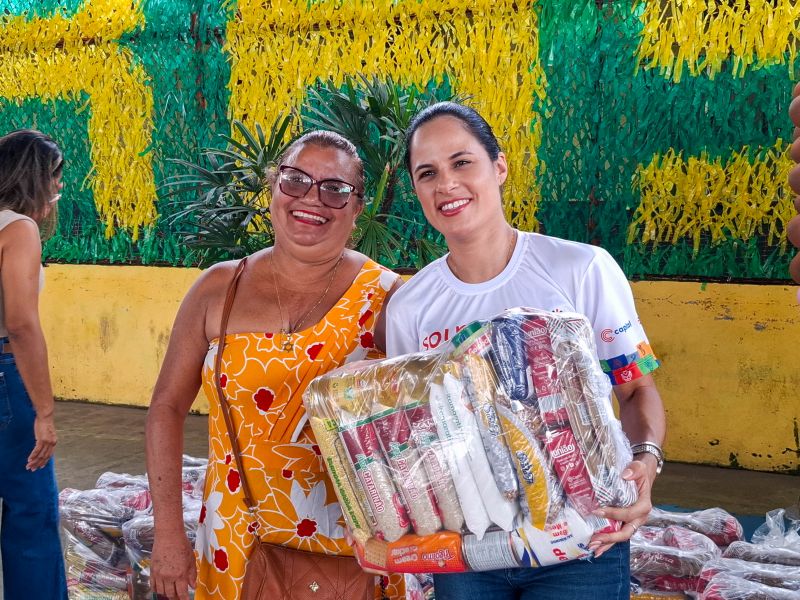 Entrega de apoio alimentar e kit escolar no CRAS 40 Horas