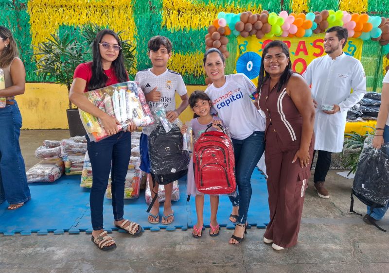 Entrega de apoio alimentar e kit escolar no CRAS 40 Horas