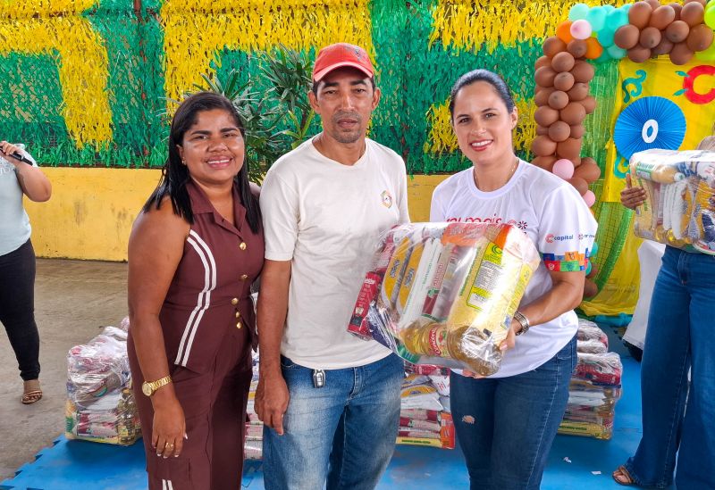 Entrega de apoio alimentar e kit escolar no CRAS 40 Horas