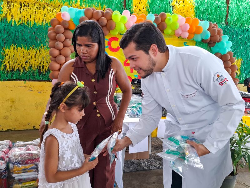 Entrega de apoio alimentar e kit escolar no CRAS 40 Horas