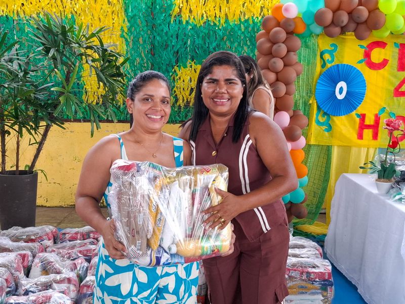 Entrega de apoio alimentar e kit escolar no CRAS 40 Horas