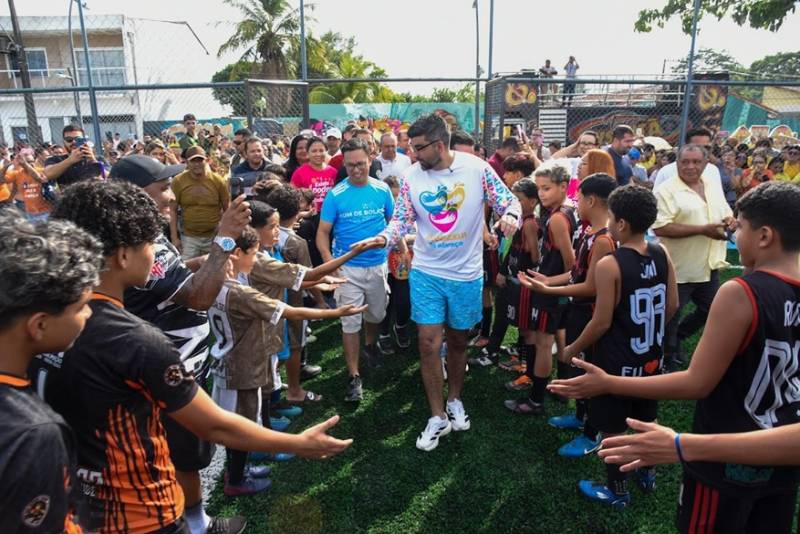 Dr. Daniel recebendo o carinho das crianças.
