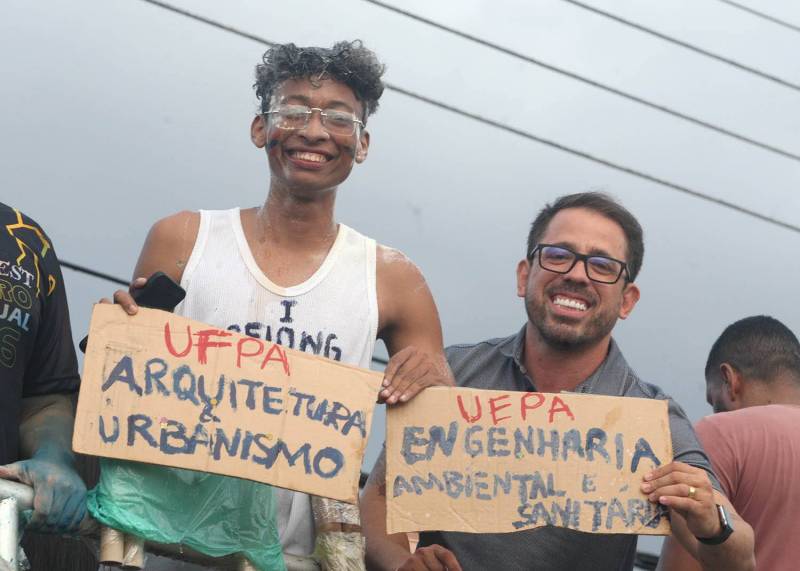 Dr. Hugo Atayde com alunos em duas aprovações.