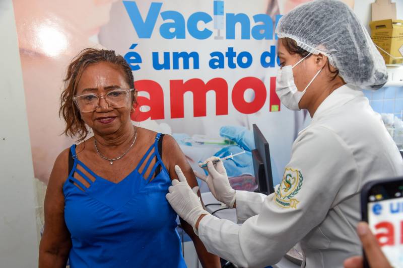 Vacinação na UBS Helena Barra.