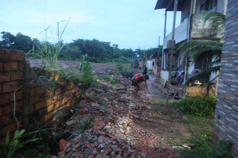 Defesa Civil  atende moradores após queda de muro e fiação em Ananindeua