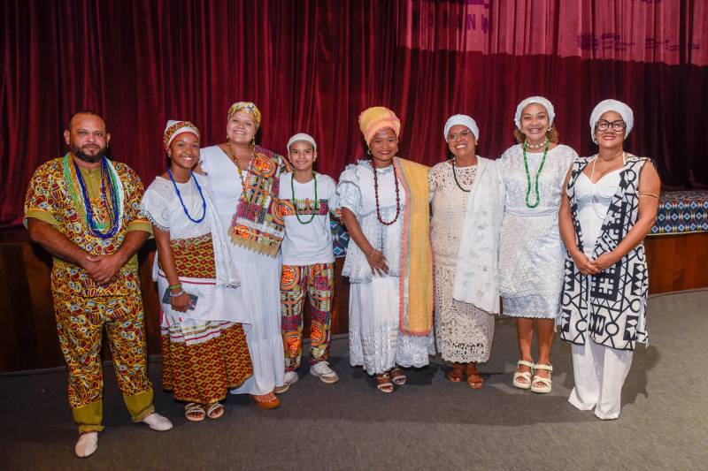 Religiosos festejam a conquista.