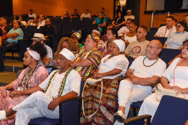 Público presente na asinatura de lançamento do programa.