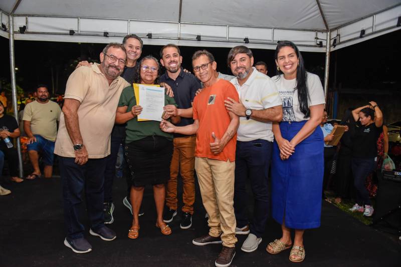 Moradora recebe título de seu imovél.