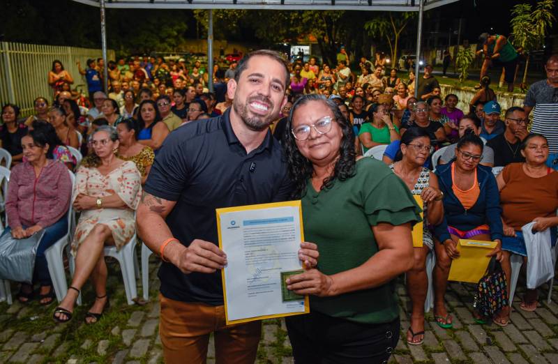 Prefeito Dr. Hugo Atayde na entrega de títulos.