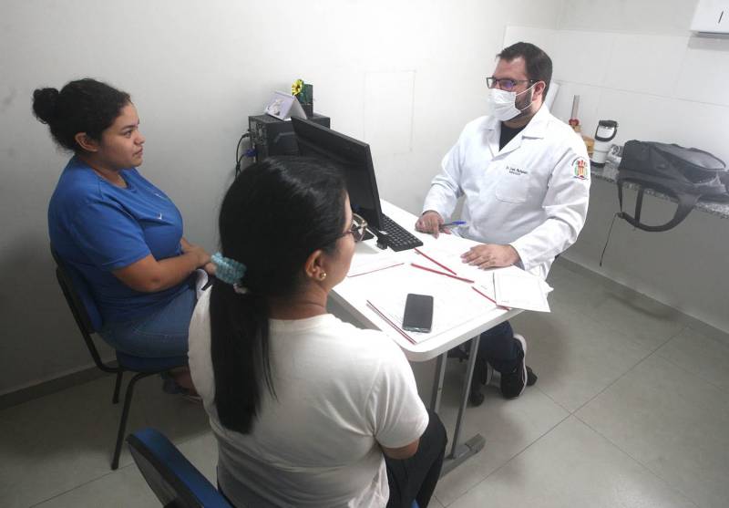 Atendimento médico na US Paulo Frota.