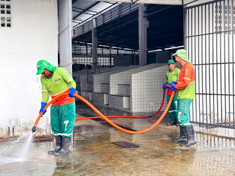 Ação beneficia comerciantes e frequentadores do mercado.