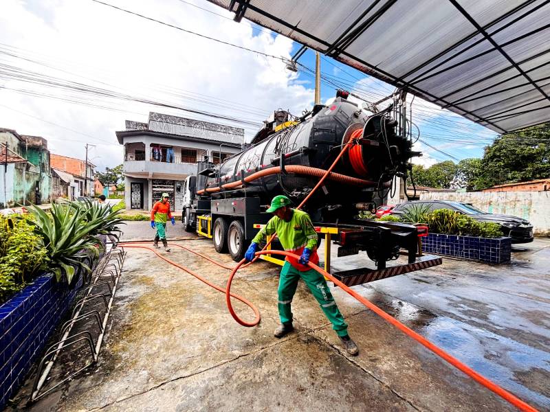 Caminhão hidrojato realiza lavagem completa no espaço.