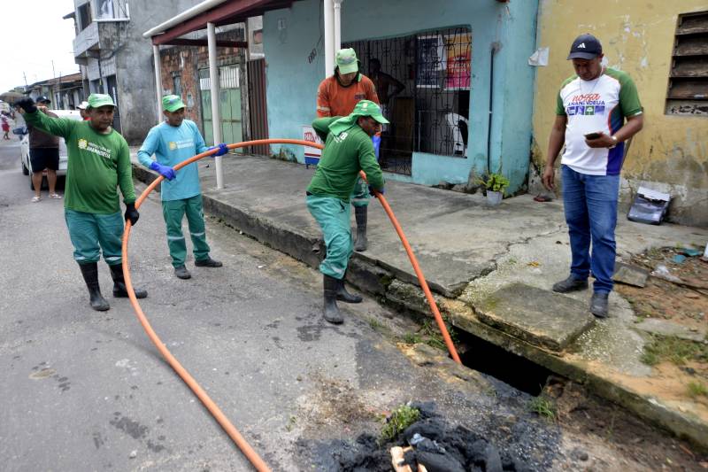 Limpeza de bueiros com hidrojato,  nas ruas do Levilândia.
