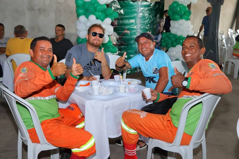 Garis aproveitando o café da manhã.