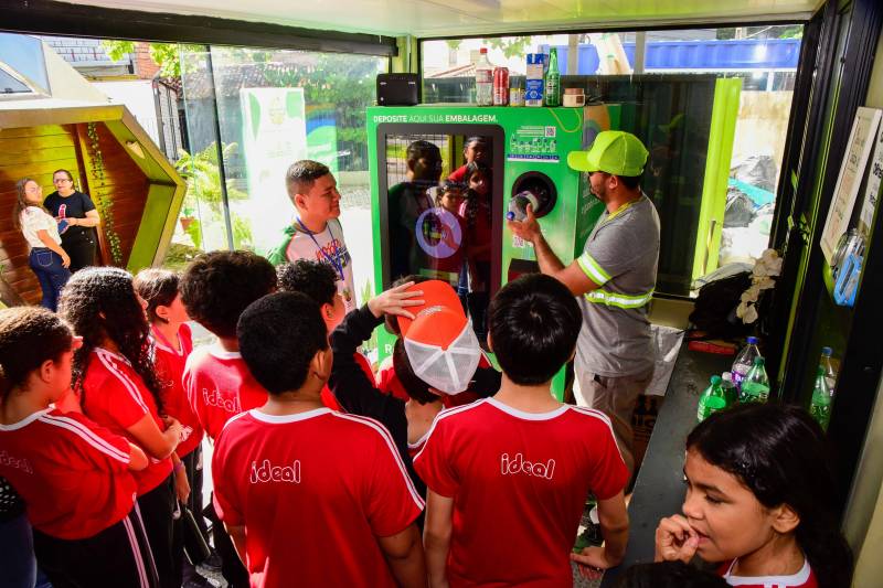 Os estudantes viram o funcionamento do Retorna Machine