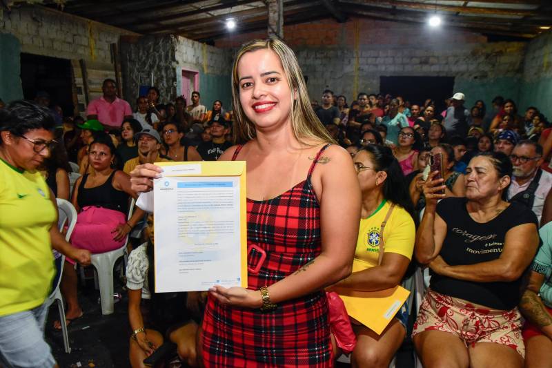 A emoção tomou conta dos beneficiados que receberam o tão esperado título de propriedade.