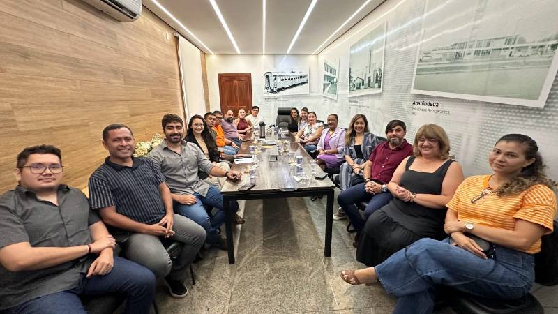 Secretários e representantes de várias secretarias reunidas para discutir a questão climática no município
