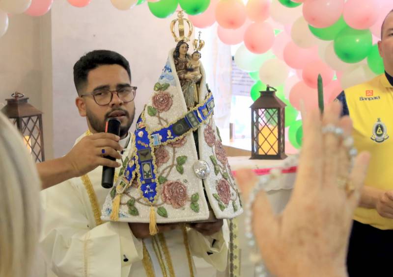 Visita da imagem peregrina de Nossa Senhora de Nazaré emociona servidores e público em instituições de Ananindeua
