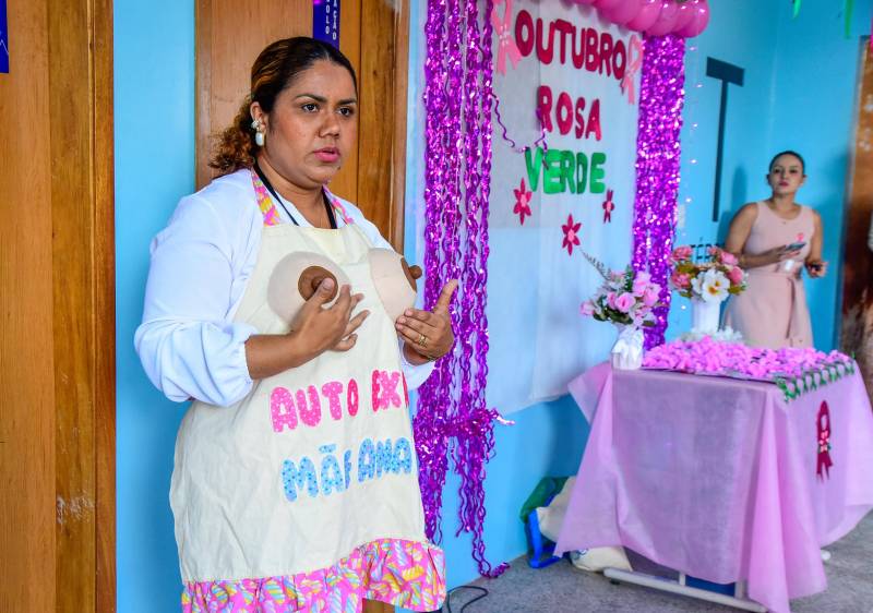 Durante a ação, os participantes acompanharam palestras educativas sobre a prevenção do câncer de mama, do colo do útero e da sífilis, reforçando a importância do diagnóstico precoce e dos cuidados com a saúde.