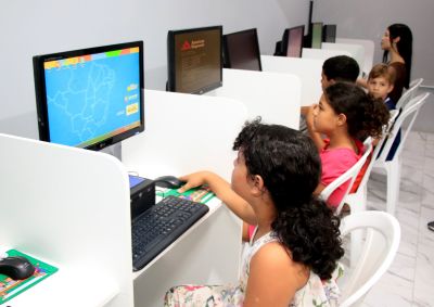 Galeria: Entrega de computadores para o centro comunitário do Park Anne