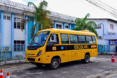 Galeria: Entrega do ônibus escolar
