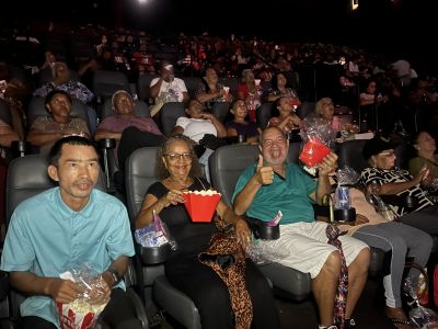 Idosos acompanhados pela SEMCAT vivem manhã especial no cinema