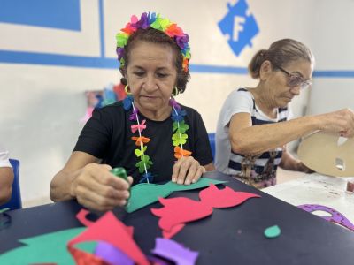 Oficina de máscaras carnavalescas fortalece vínculos e promove bem-estar entre idosos do CRAS