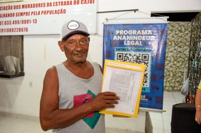Após 30 anos de espera, morador do Guajará II recebe certidão de imóvel em Ananindeua