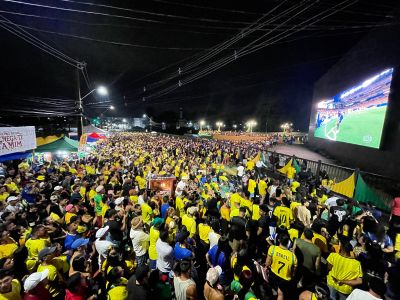 Multidão lota telão da copa em Ananindeua e celebra vitória do Brasil sobre Haiti 