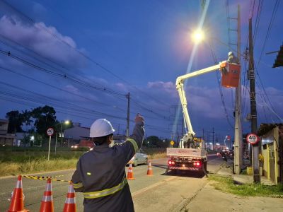 Avenida Independência começa a receber nova iluminação em LED em Ananindeua